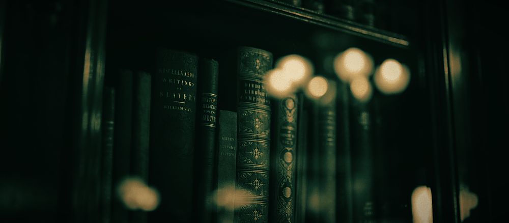 Estantería de libros antiguos en un despacho profesional