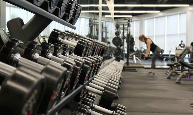 Sala de máquinas y pesas de un gimnasio